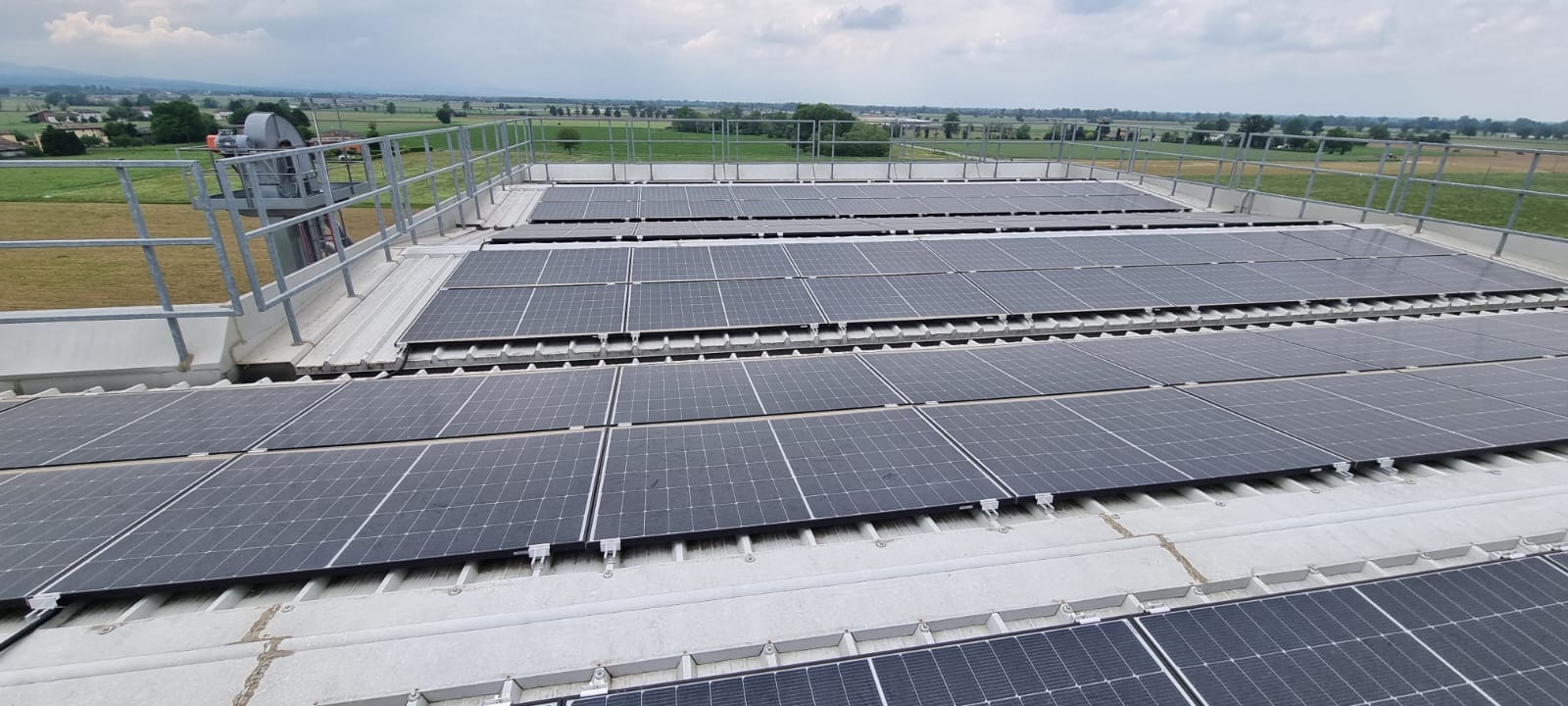 Impianto fotovoltaico - pannelli fotovoltaici su tetto azienda o abitazione